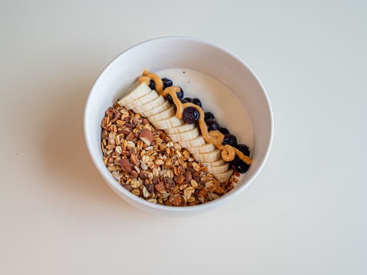 Imagen de Yogurt con granola y frutas